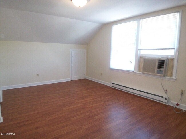 Foto del edificio - 407 S Holly St