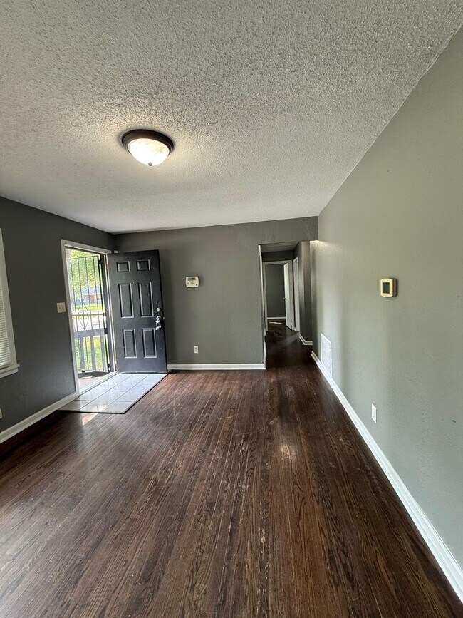 Foto del edificio - 4 bedroom 1 bathroom spacious property. Beautiful home section 8 ready. If you would like to view...
