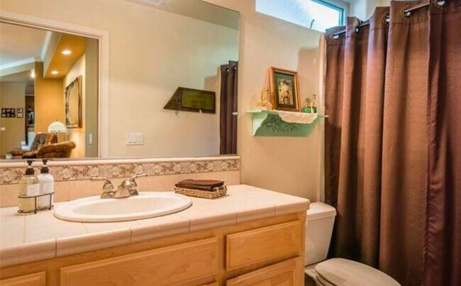 Foto del edificio - Very large, 4 bedroom 2.5 bath home