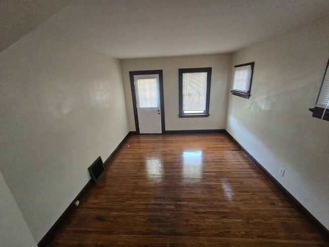 Building Photo - 2 Bedroom House