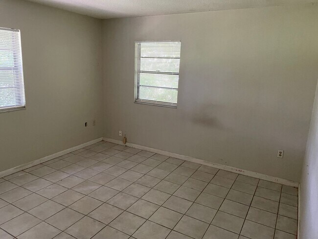 Building Photo - 2 bedroom 2 bath with huge storage area