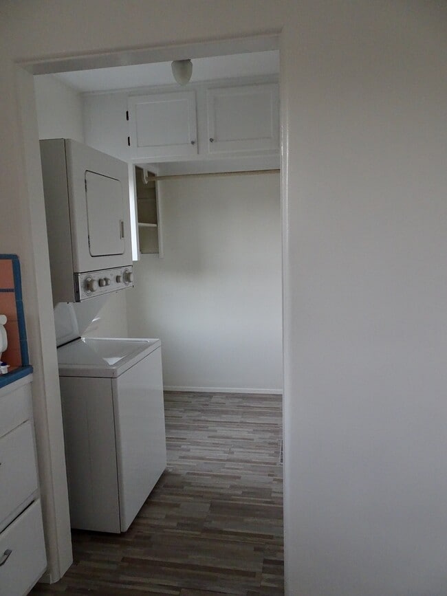 Laundry area - 4076 Veselich Ave