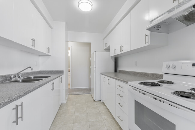 Photo du bâtiment - 3 bedroom, 1 bathroom apartment in Ajax