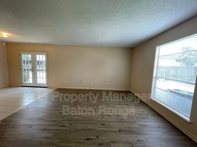 Building Photo - 4152 Southpark Dr