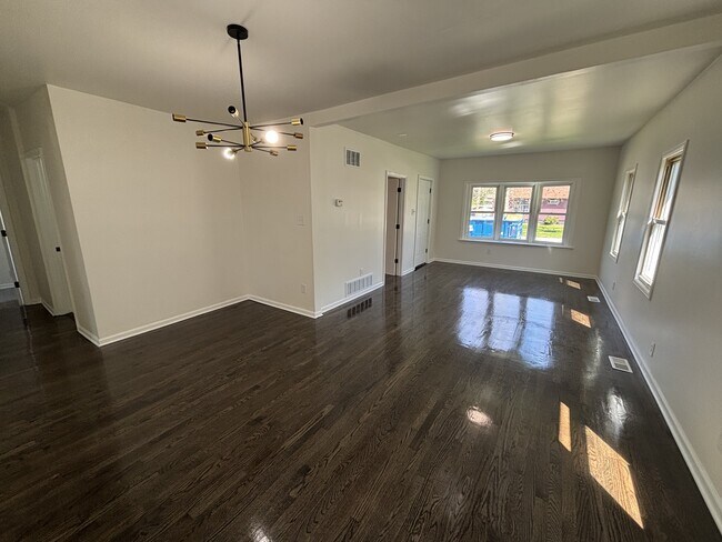 Foto del edificio - 1348 Waite St