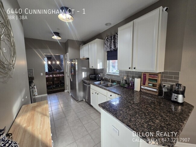 Foto del edificio - 6440 Cunningham Ct