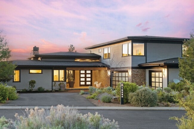 Building Photo - MOVE IN SPECIAL $1500 OFF FIRST MONTHS RENT / Beautiful home in the gated community of Tetherow