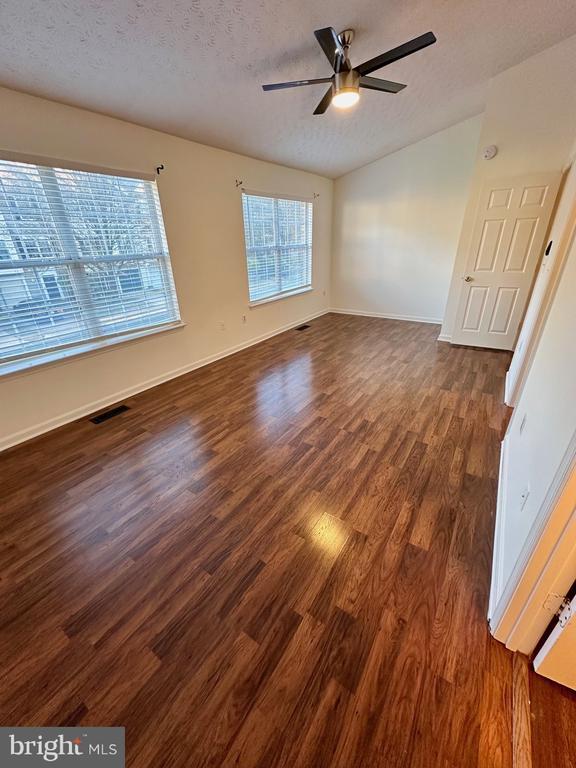 Foto principal - 215 Park Brook Ct