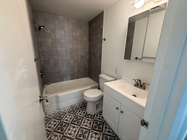 Foto del edificio - Tastefully Updated Ranier Beach 2bd 1bath Duplex unit!