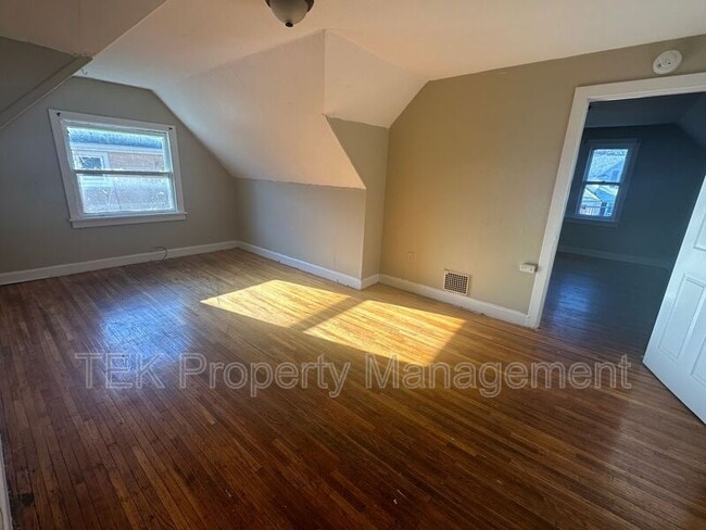 Building Photo - 202 4th St