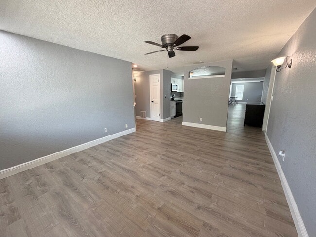 Building Photo - "Spacious 4-Bedroom Retreat with 2 Full Baths in Beautiful Seminole!"