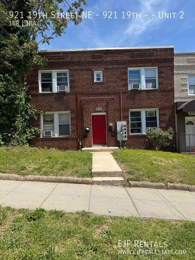 Building Photo - 921 19th St NE