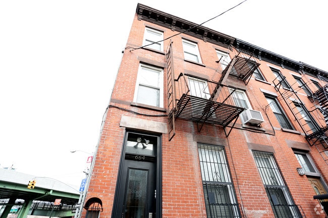 Building Photo - 664 Henry St