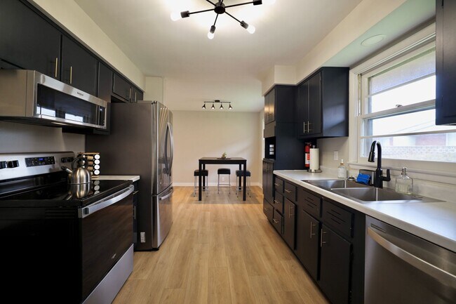 Foto del edificio - 1534 N Woodburn Ave