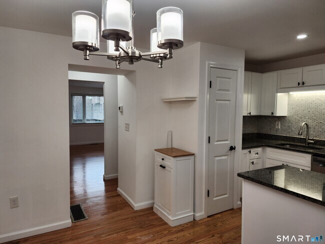 Foto del edificio - 71 Towne House Rd