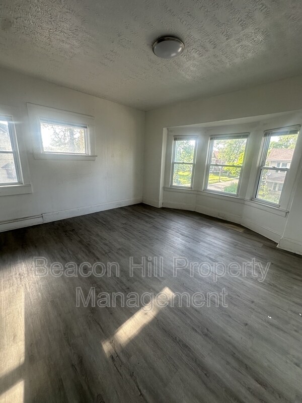 Building Photo - 1125 E 99th St