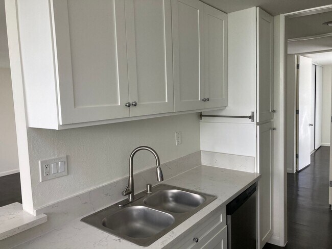 Foto del edificio - Updated two bedroom two bath in Fox Hills ...