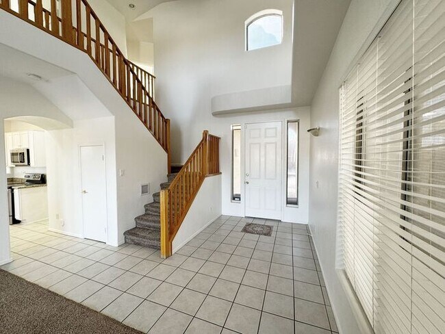 Foto del edificio - ABSOLUTELY STUNNING 4BR 2.5BA, OVER 2100SQFT, COMMUNITY POOL, CHANDLER