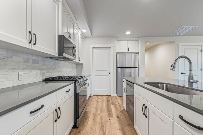 Building Photo - BEAUTIFUL - New Construction 3bd/2ba in De...