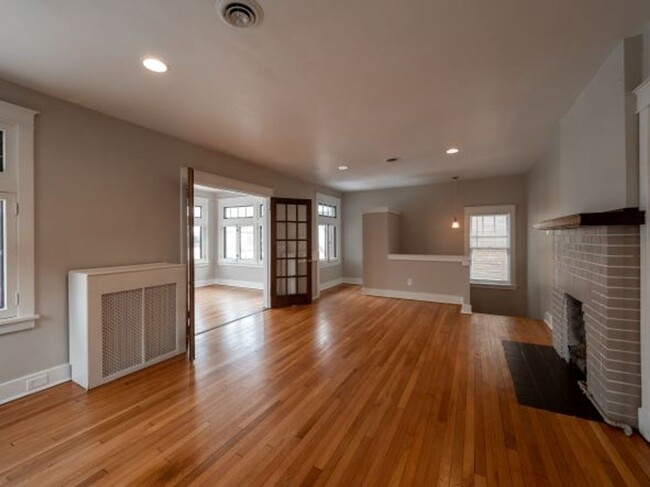 Foto del edificio - 319 W Hutchinson Ave