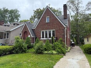 Building Photo - 467 E Woodland St