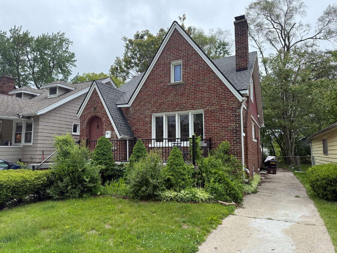 Primary Photo - "3-Bed Home with Hardwood Floors and 2.5 B...