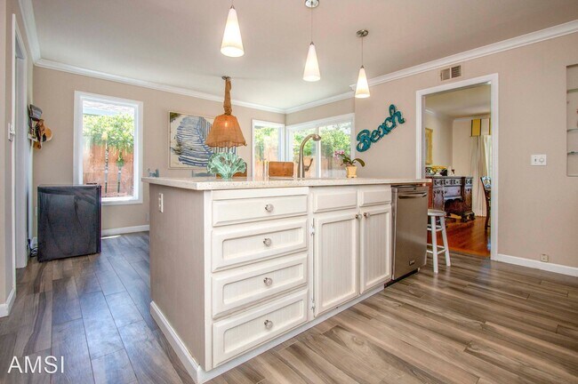 Building Photo - 3 br, 2.5 bath House - 71 Berens Drive