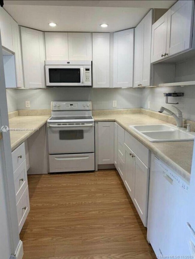 Foto del edificio - 4200 Crystal Lake Dr