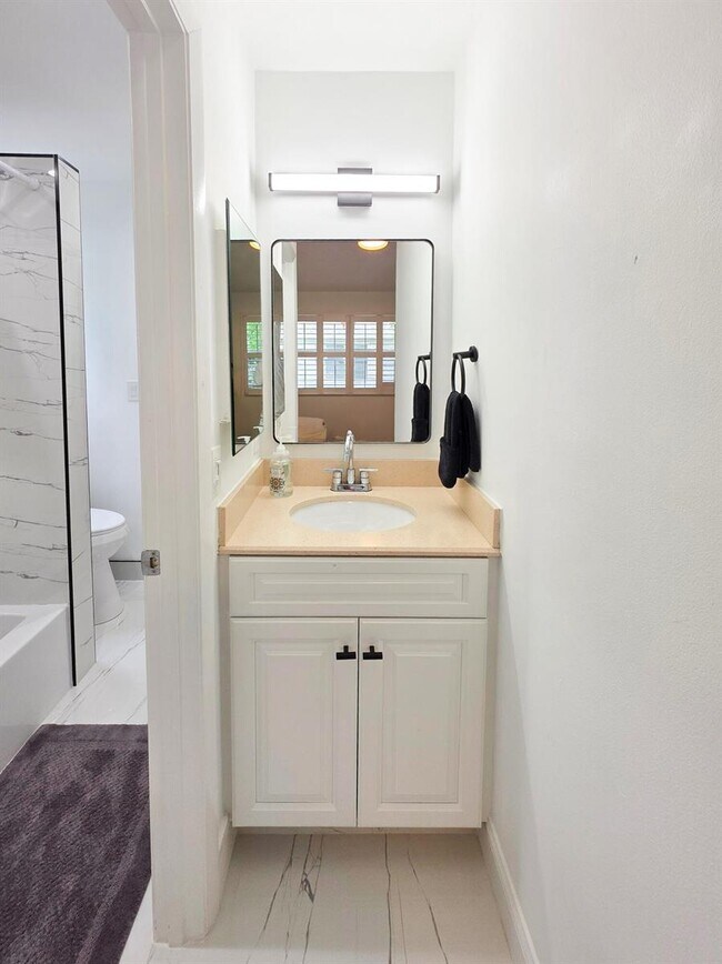 Foto del edificio - Northeast 15th Avenue, Fort Lauderdale, FL 33305 - 2 BR 1.5 BA townhouse