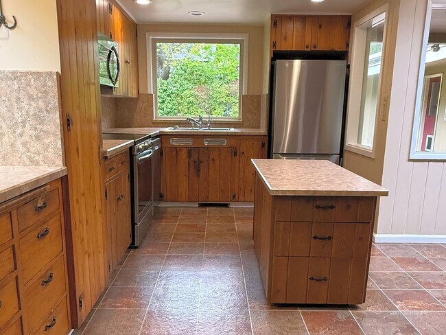 Foto del edificio - 6BR Classic Mid-Century Medina Home w/ Yard Service Included!