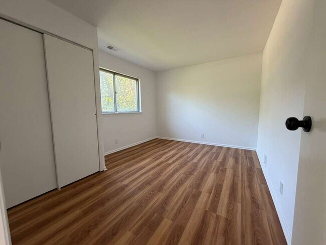 Foto del edificio - Spacious 4-Bedroom Home with Functional Layout, Backyard Access & Attached Garage