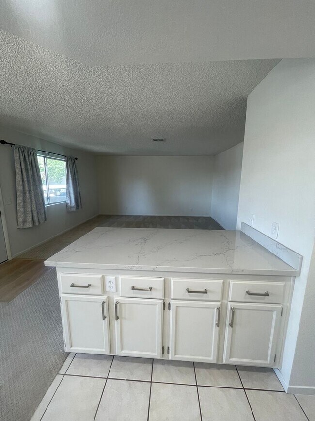 Foto del edificio - Beautiful upstairs 2-bedroom, 2-bathroom apartment