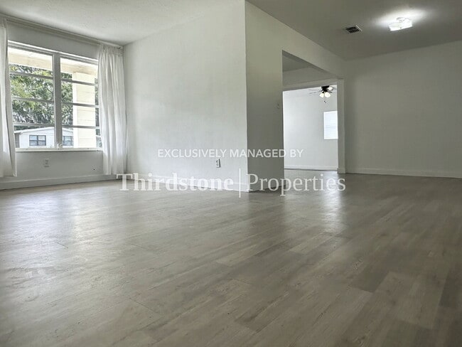 Foto del edificio - 8105 Santillo Dr