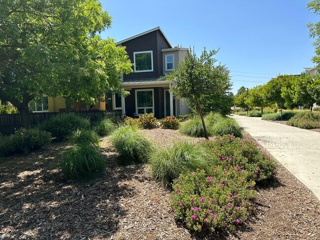 Building Photo - Charming 3 Bed / 2.5 Bath Home with Modern Upgrades