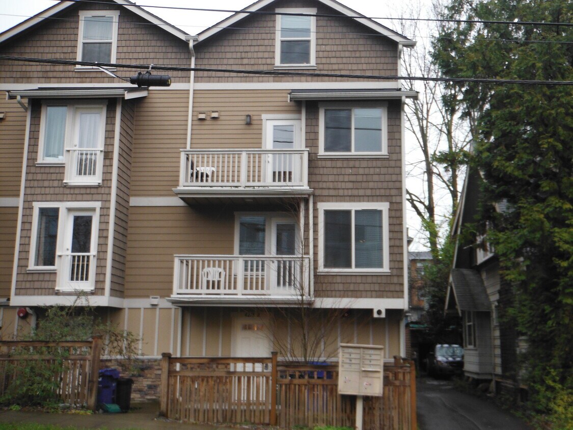 Primary Photo - Beautiful Townhouse With Lots of Space