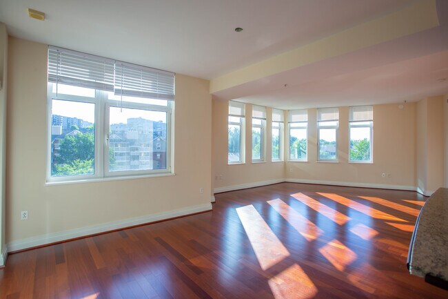 Building Photo - 8220 Crestwood Heights Dr