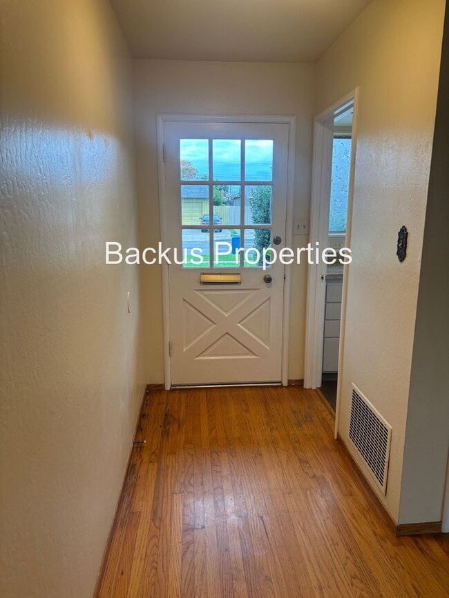 Foto del edificio - 827 Bedford Dr