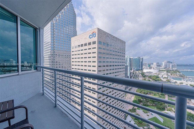 Foto del edificio - 325 S Biscayne Blvd