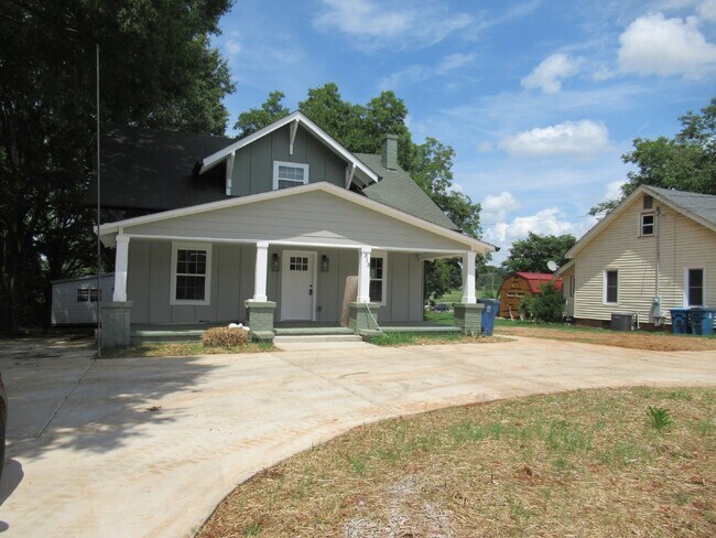 Building Photo - Renovated & Ready in Downtown Maiden