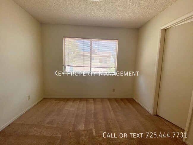 Foto del edificio - 2 STORY 3 BR HOME WITH LARGE YARD NEAR I-1...