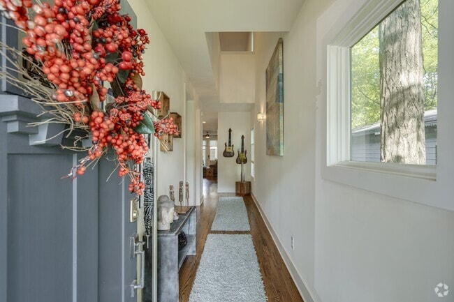 Beautiful entry way with 30 foot ceilings - 1910 11th Ave N