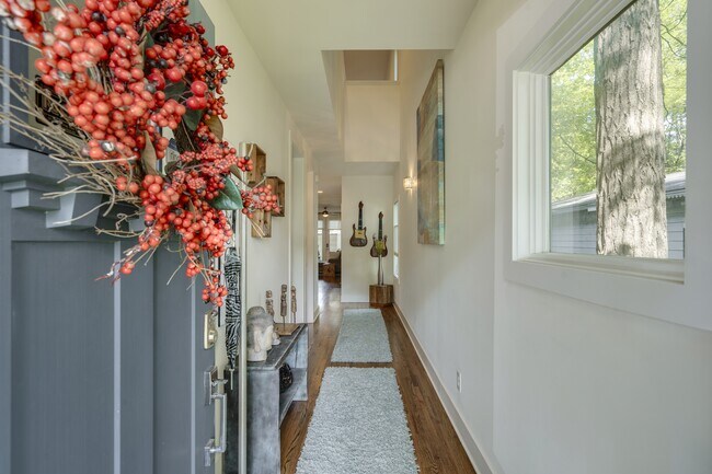 Hermosa entrada con techos de 30 pies. - 1910 11th Ave N