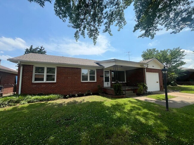 Building Photo - Midtown bungalow, beautiful hard wood floors, lots of natural light.