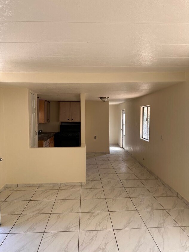 Building Photo - Hildreth-7150