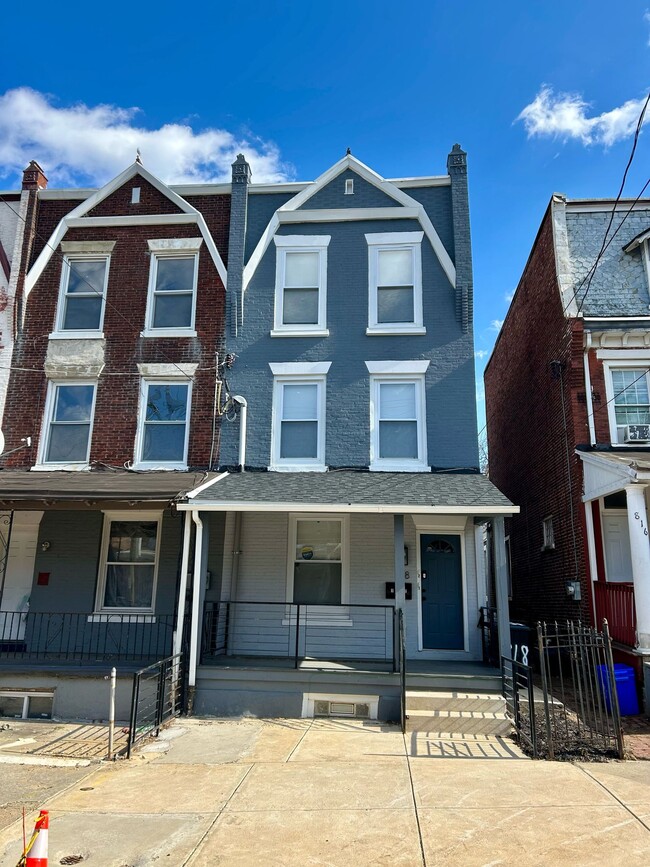 Building Photo - 818 E Locust Ave