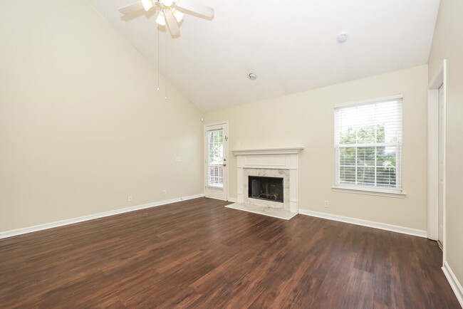 Building Photo - 1006 Tom Hailey Blvd