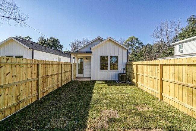 Building Photo - 8409 Schneider St