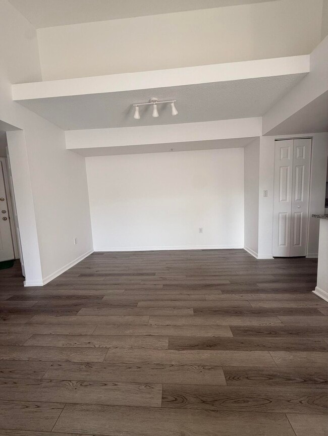 Building Photo - 100 Crestwood Ct N