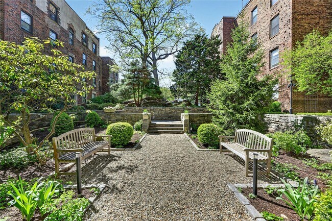 Foto del edificio - 64 Sagamore Rd