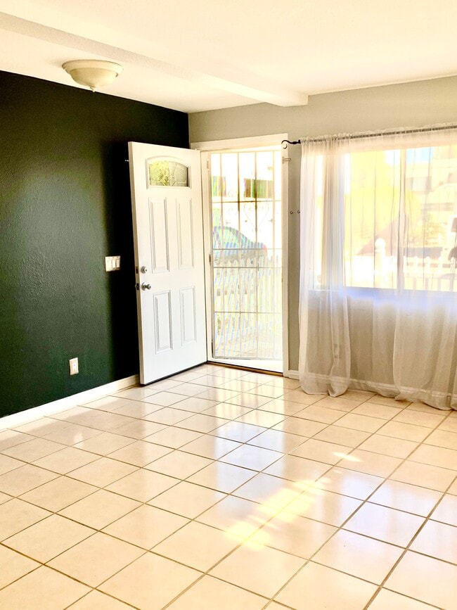 Front Entryway - 5037 Denny Ave